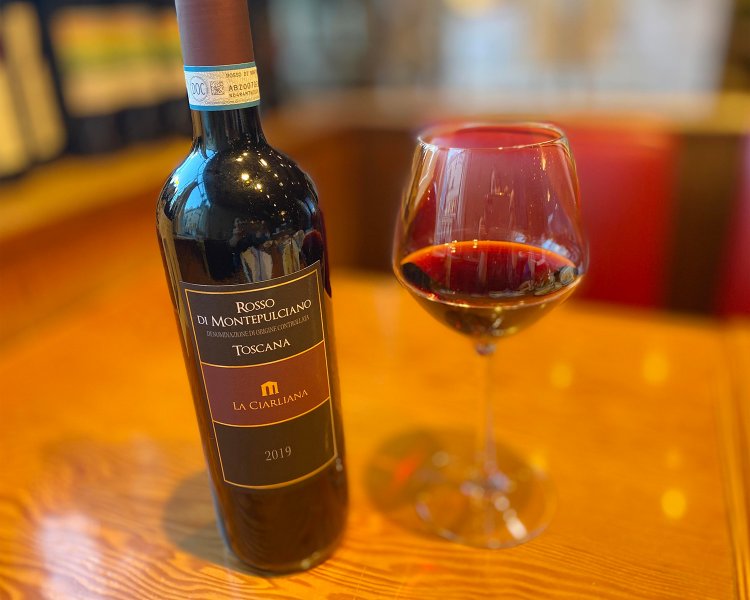 ロッソディモンテプルチアーノ(グラス)820円。