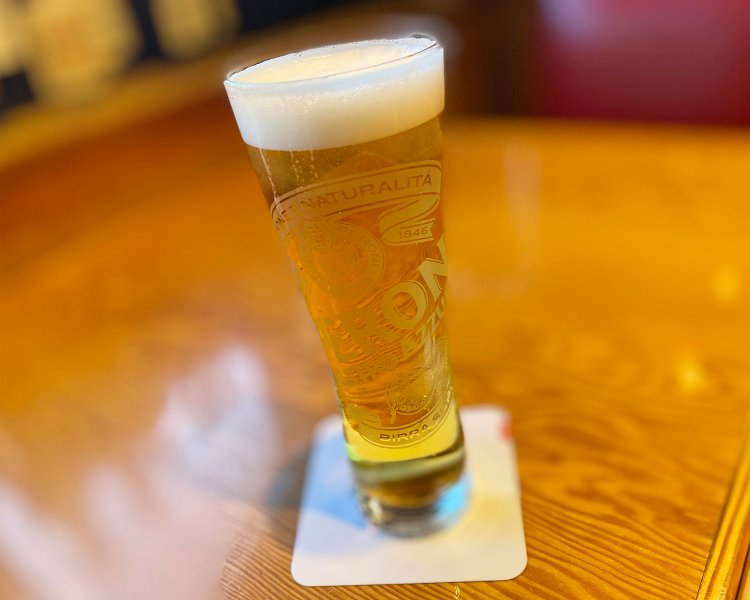 ペローニナストロアズーロ(イタリアビールを生ビールで)850円。