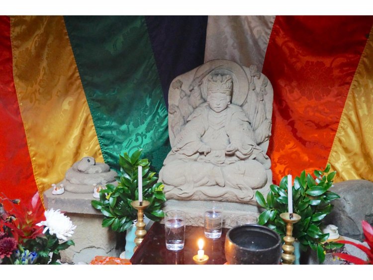 本堂に向かって右手の岩窟内に鎮座する辯才天（べんざいてん）像。洞内にはしっとりとしたミステリアスな空気が流れる。