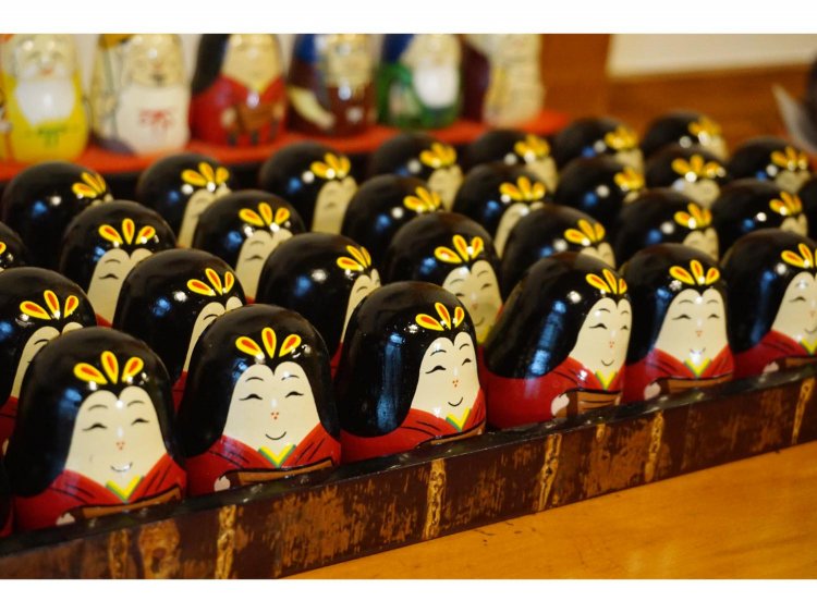 寺務所では御本尊や七福神の御朱印授与のほか、七福神ダルマのおみくじ購入も。