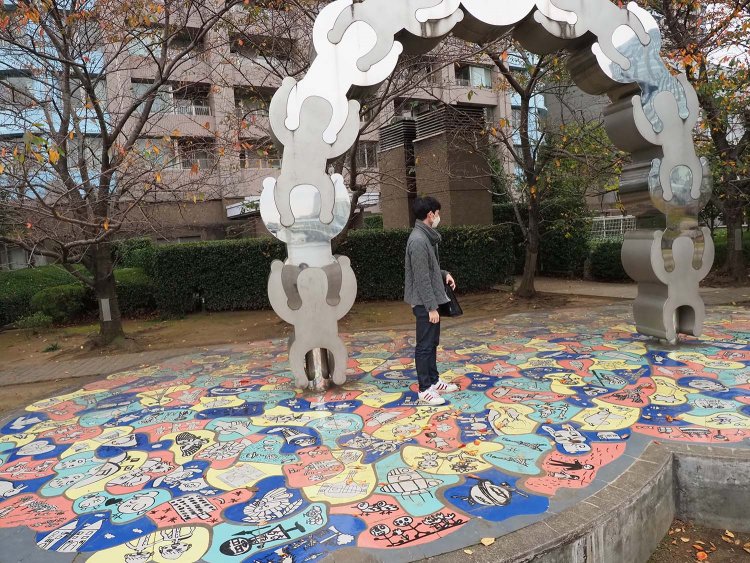 モニュメントは子どもたちが手をつないでいる様子がモチーフだそう。