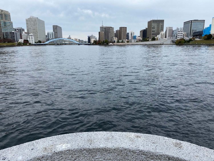 パリ広場の先端（？）。川の水が穏やかにゆらめいている。