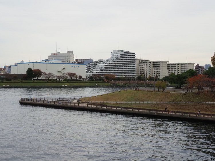 橋上からパリ広場を眺める。