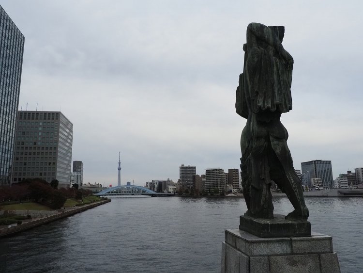 ここではメッセンジャー像と東京スカイツリーとの撮影ができる。お顔が見たい……。