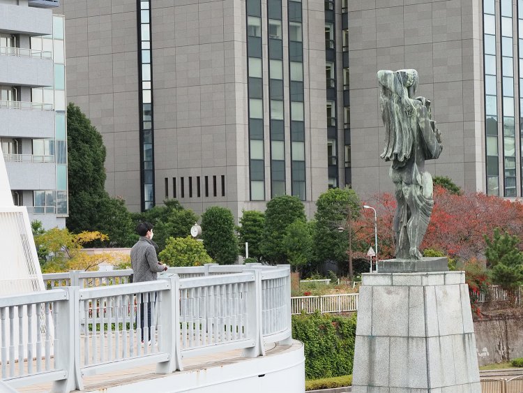 メッセンジャー像と同じ景色を見据えてみる。