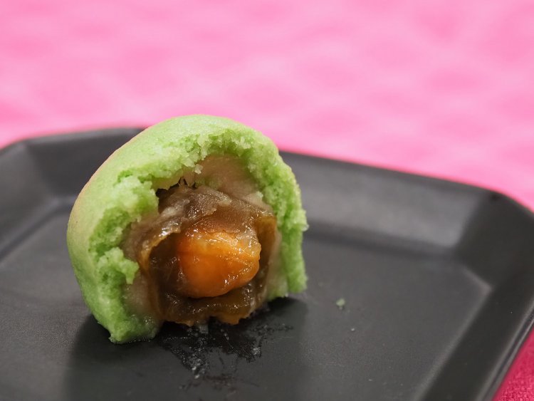 青梅の甘露煮をまるごと上白餡で包んでいる。