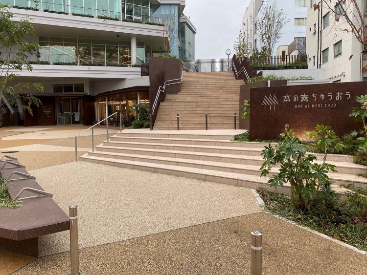 『本の森ちゅうおう』。訪問時はオープン前だった。