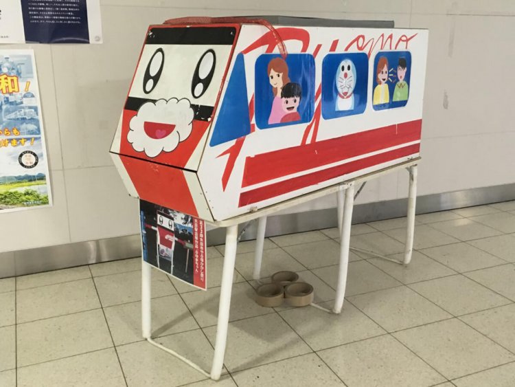 東武鉄道の特急りょうもう号。さりげなくドラえもんが乗っている（太田駅）。