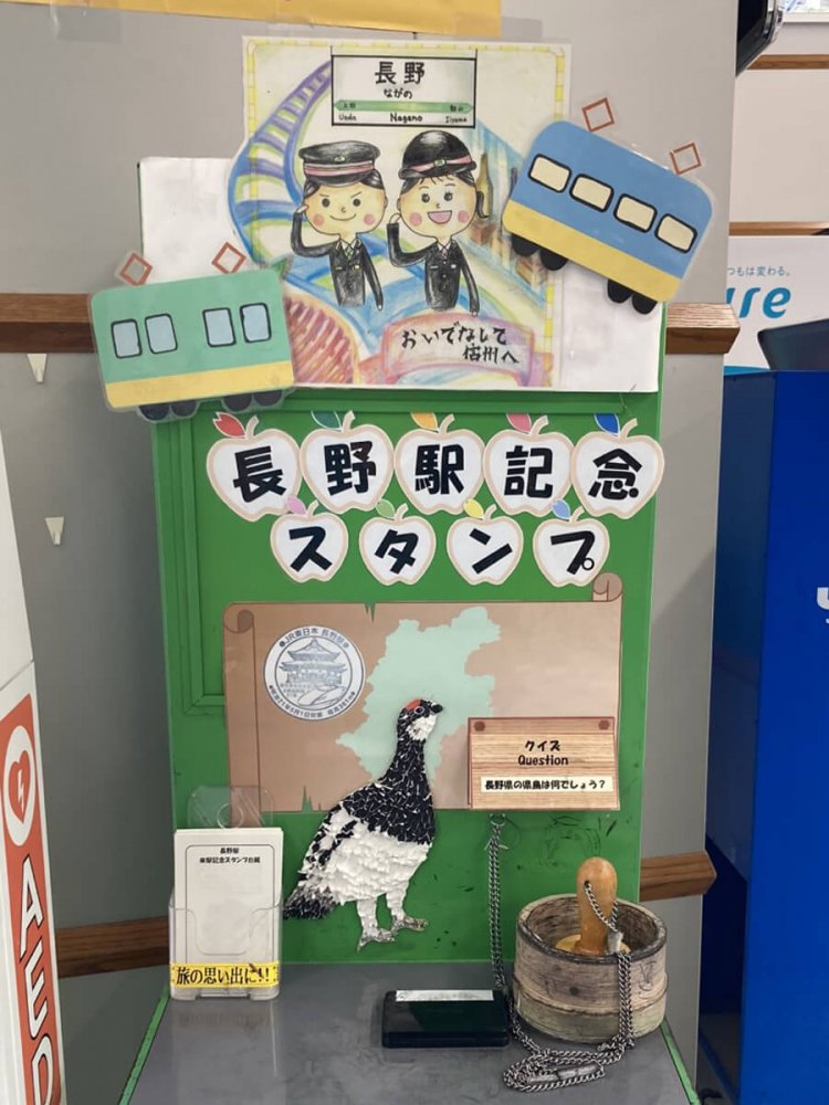 シンプルな電車のイラスト。電車の色はもしかすると、しなの鉄道と信越本線なのかも知れない（長野駅）。
