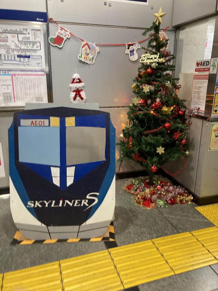 電車の顔部分を顔ハメパネルにしているものは割とよく見られるが、これはたぶん手描きだと思う（京成船橋駅）。