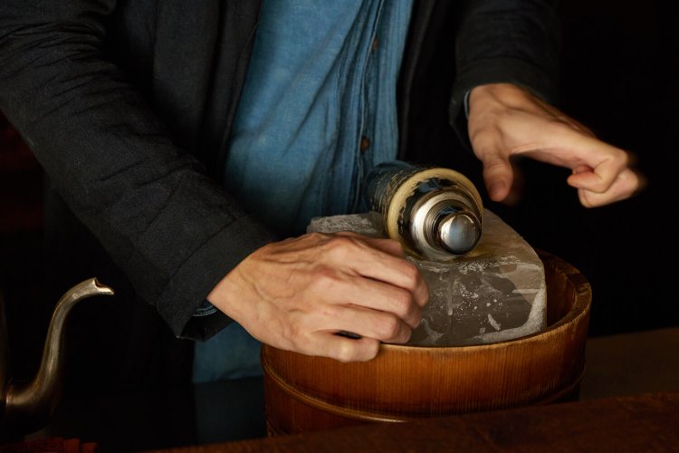 『蕪木』の冷たいコーヒー。ネルドリップの熱いコーヒーをシェイカーに移し、貫目氷の上で回して急冷する。