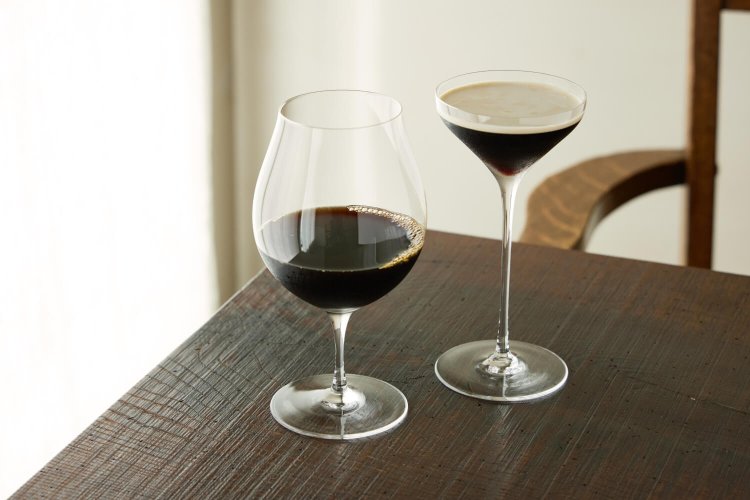 琥珀の女王1000円（奥）。濃厚なコーヒーと生クリームの層が美しい。風味付けのラム酒が入る。アイスコーヒー750円は、基本は氷入りだが、氷無しでも提供可能。