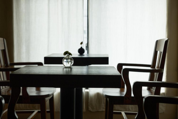 一軒家の1階を工房、2階を喫茶室に。