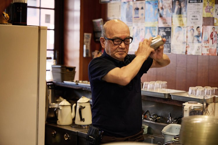 キビキビ切り盛りする店主・藤森甚一さん。