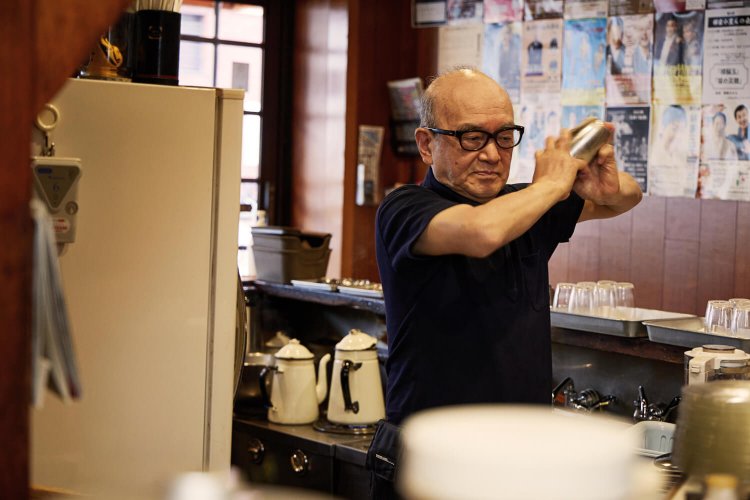 浅草『珈琲アロマ』のマスターがシェイクしている中身は……？