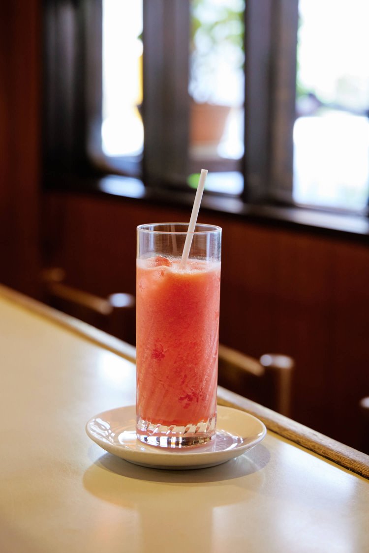 プラムジュース400円。色付けと青っぽさを取るためにザクロの果汁からつくるシロップが入る。