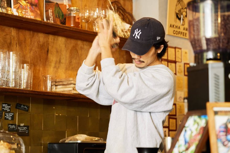 材料を仕込んだら、ローーーングシェイク。長持ちして、しっかりコシのある泡を立てていく。