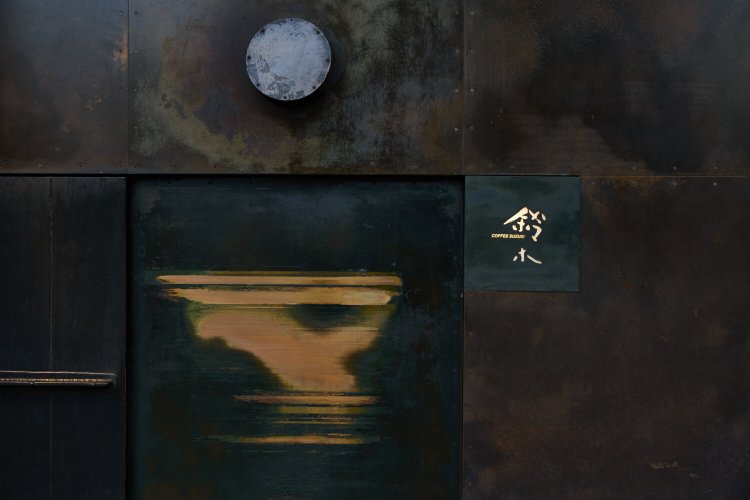 これが入り口。少しかがんで入ろう。