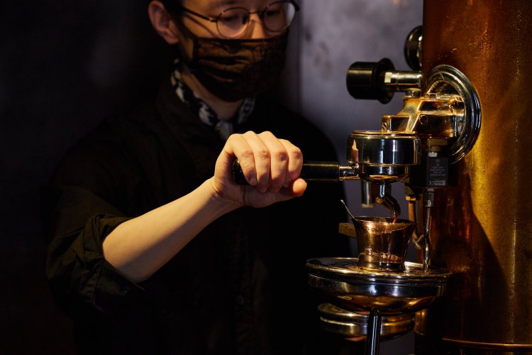 自家焙煎の豆をイタリア製のマシーンで淹れる。