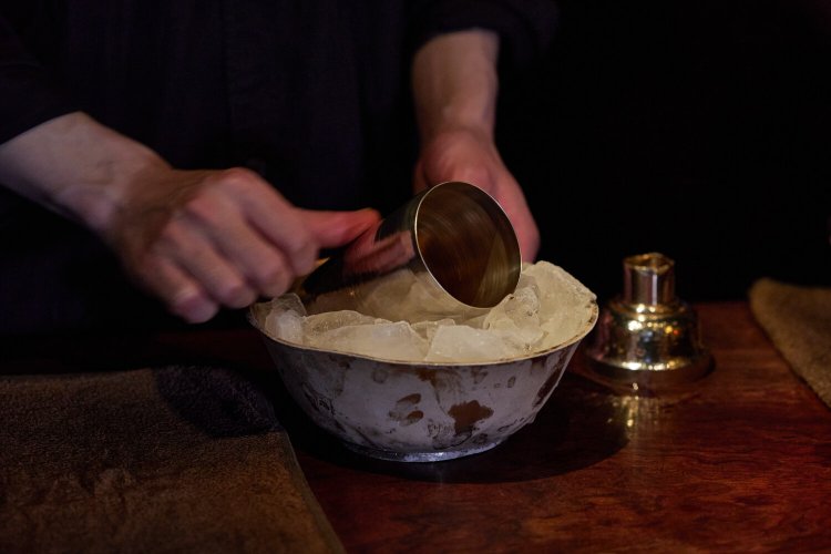 淹れたてのエスプレッソとゼラチンをシェイカーに入れ、氷の上で急冷。シェイカー、ボウルともにアンティークの銀製。店主の美学が光る。