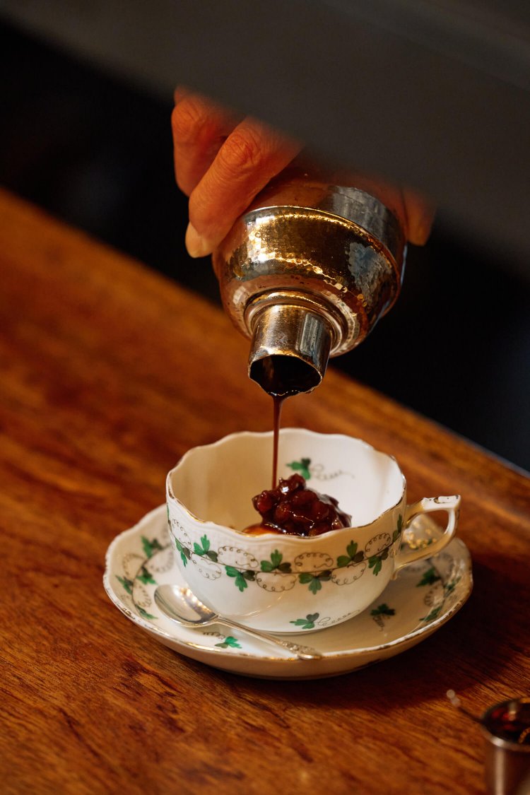 エスプレッソ・ゼリー800円。バニラアイスとあんこが入ったカップの中で固まって完成する。エスプレッソと口休めのケーキも付く。