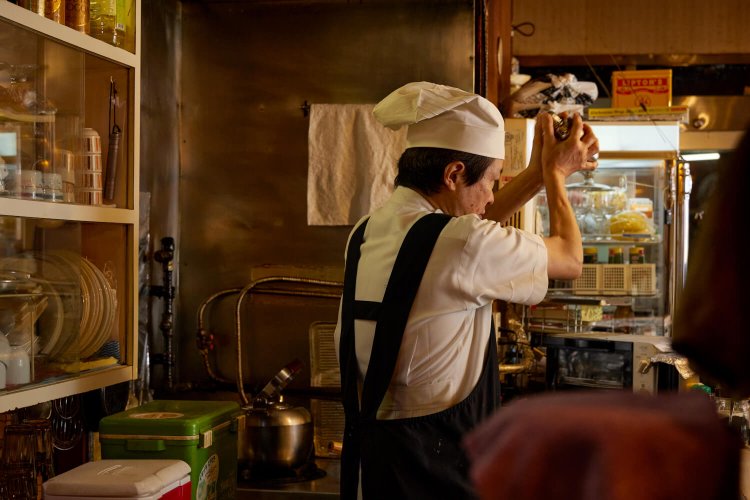 店主の和田耕一さん。コック姿での華麗なシェイキングもあらためて見ると新鮮。