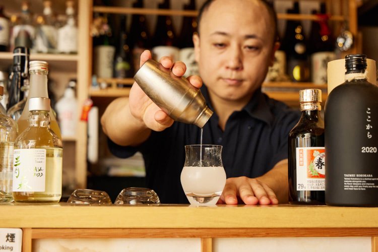 『秘蔵（ひめくら）』　焼酎の水割りをシェイク。「即席前割りのような効果が得られます」と、店主・土山章裕さん。