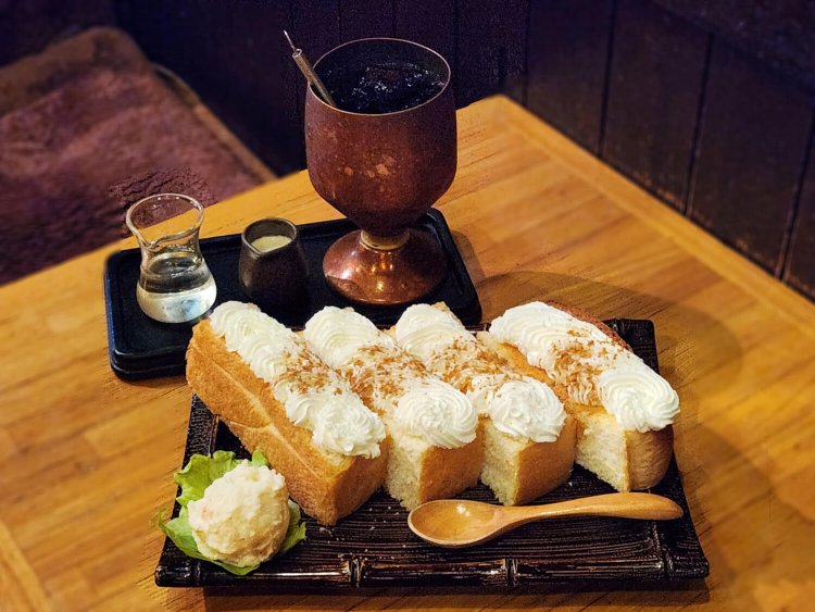 シナモントースト 550円、水出しアイスコーヒー 500円。