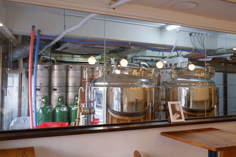 客席から至近距離で見ることができる醸造タンク。