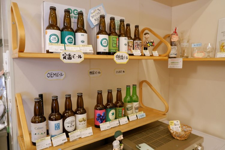 趣向を凝らしたデザインのラベルにも注目のボトルビールは、テイクアウト用に販売。