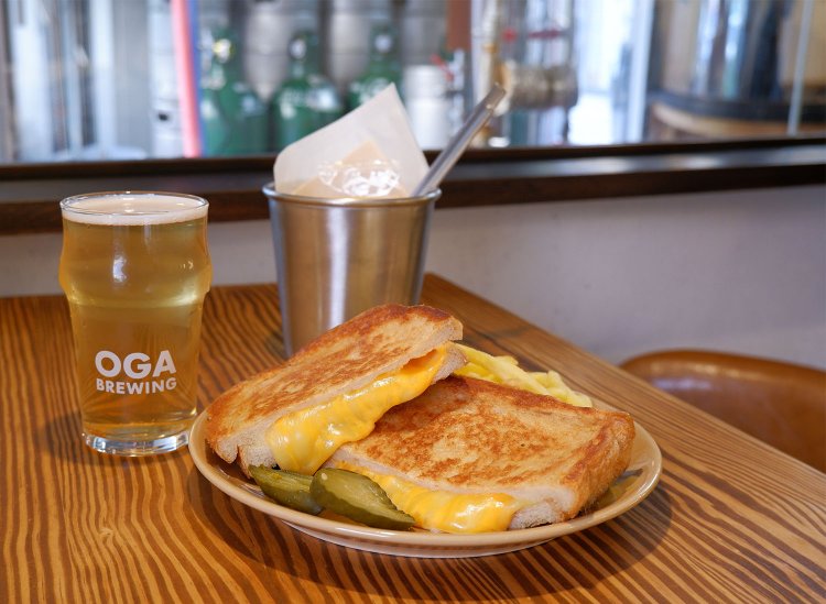 グリルドチーズサンド900円、ビール500円～。