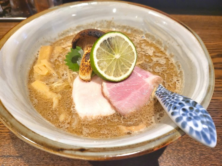 コンフィしたサンマを使った秋限定のラーメンなど、季節限定メニューのファンも多い。