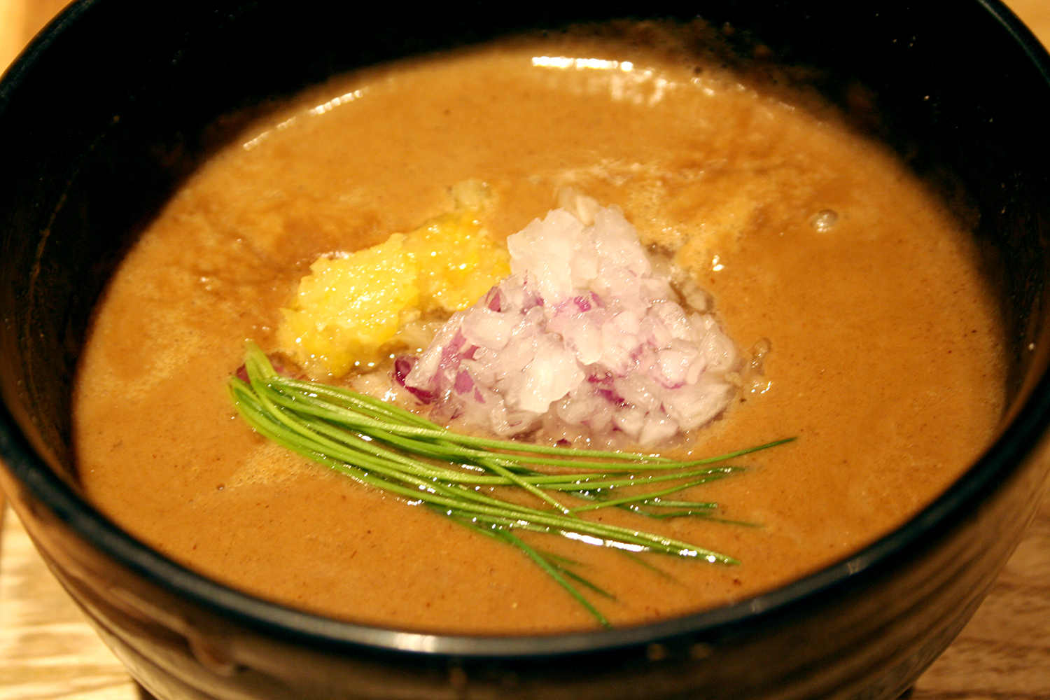 スープには赤玉ねぎ、芽ネギ、ゆず。彩りが美しく、ビジュアルに和食のセンスが垣間見える。