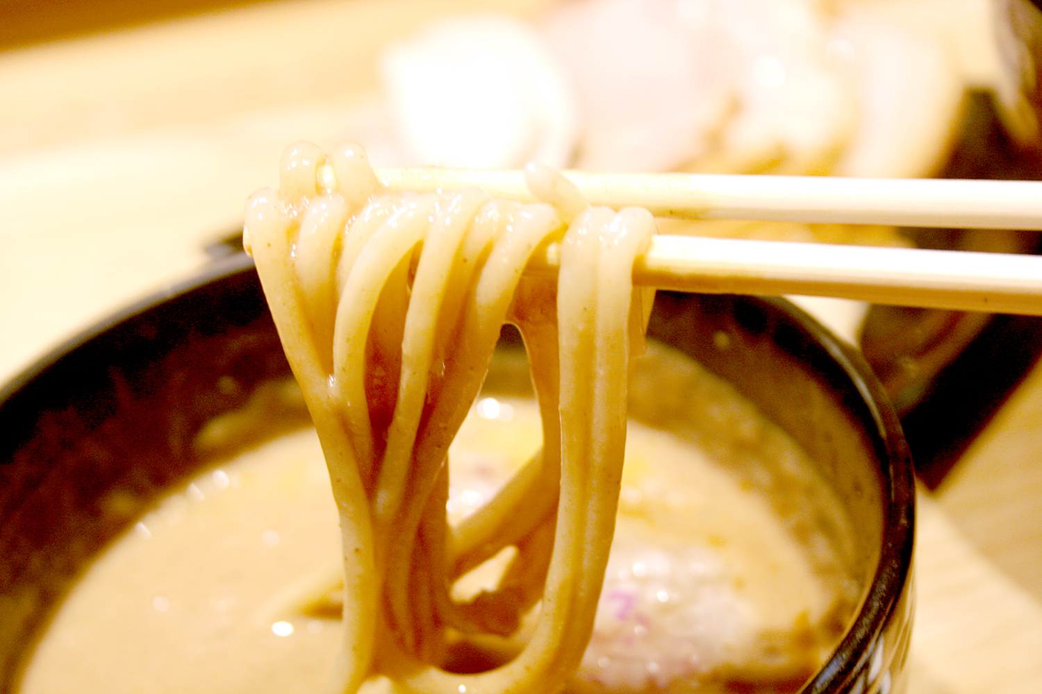 濃厚スープが麺にしっかり絡む。この絡み加減が絶妙なのだ。