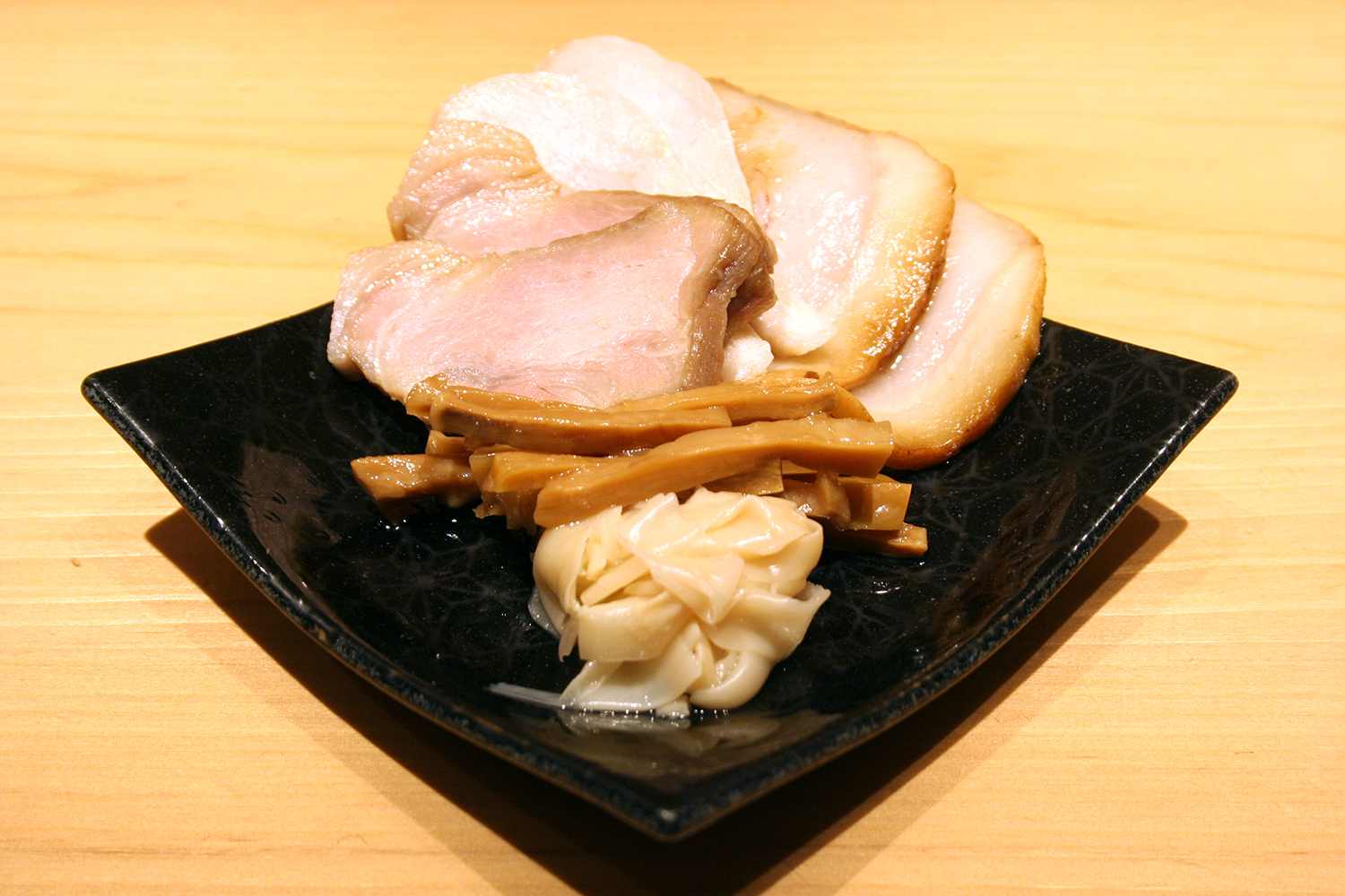チャーシューはトロトロ食感のバラ焼豚、しっとり鶏チャーシュー、風味豊かな肩ロースの3種類。