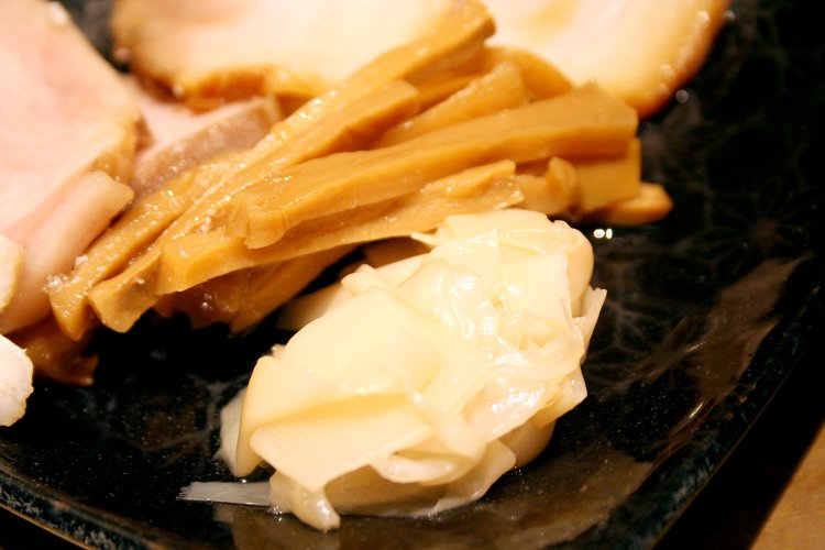 自家製メンマは2種類。手前はタケノコの姫皮の部分を白だしで味付けした筍ゆば。すっきりした味わいで箸休めにちょうどいい。オーソドックスなメンマもとても上品な味付け。