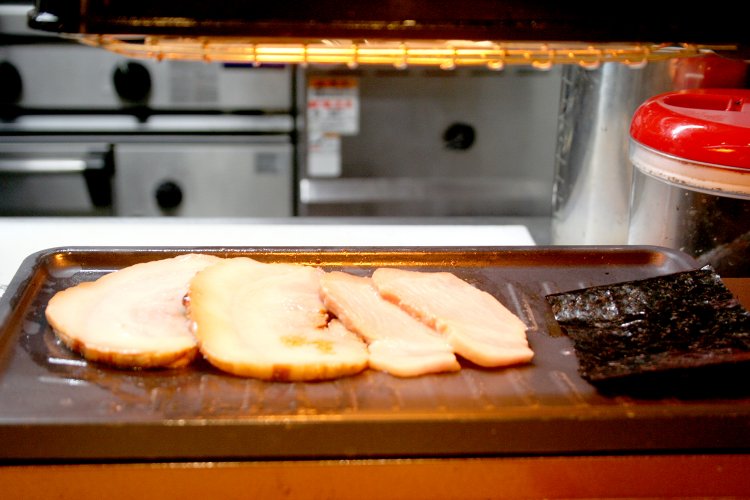 チャーシューと海苔は盛り付けの直前に炙って香りをたたせる。海苔は房総の海苔業者と直接取引するこれまたこだわりの品。