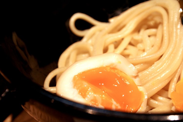 煮玉子は黄身がとろけださない程度の絶妙な固さに仕上げている。「黄身が流れ出ると麺の味が変わっちゃうから」と周郷さん。