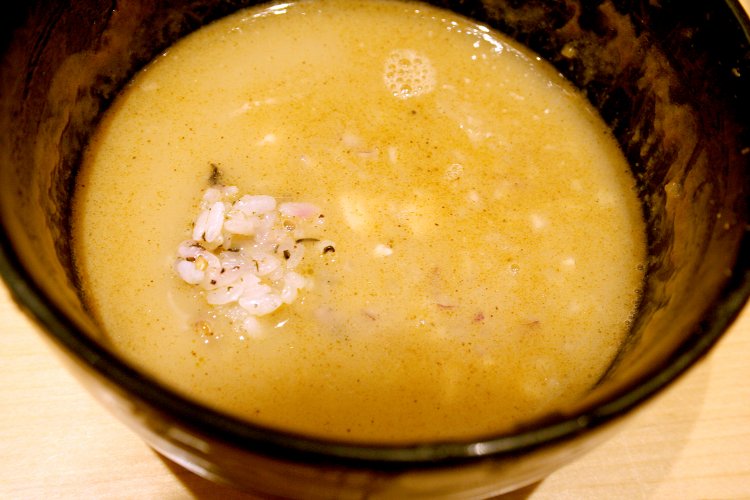 スープ割りに具を全部投入。仕上げにさらさらっとご飯が食べられるのってうれしい！