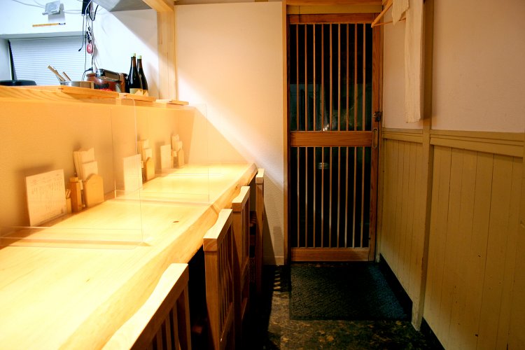 和風の造りの店内。座席はカウンターに5席のみ。行列必至だ。