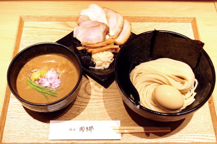 特製つけ麺1300円。麺の量は同価格で小150g、中200g、大250gから選べる。