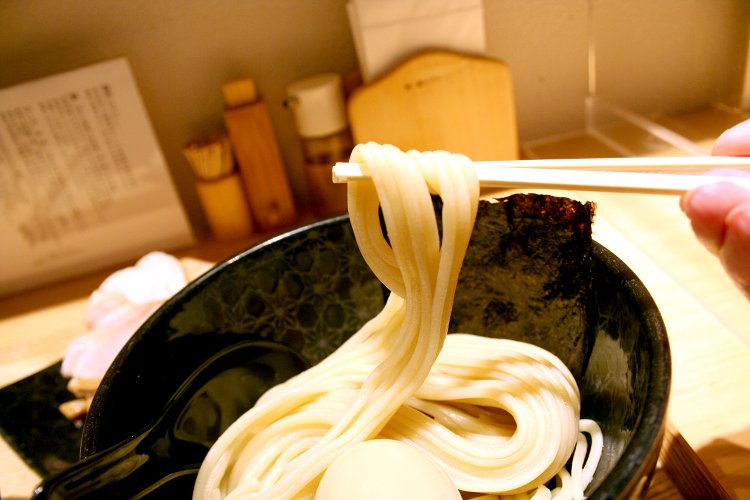 「麺は長いと食べづらいから、短めにしています」とのこと。短いときれいに盛り付けるのが大変なんだそうだが、「短いほうがおいしく食べられるから」と手間を惜しまない。