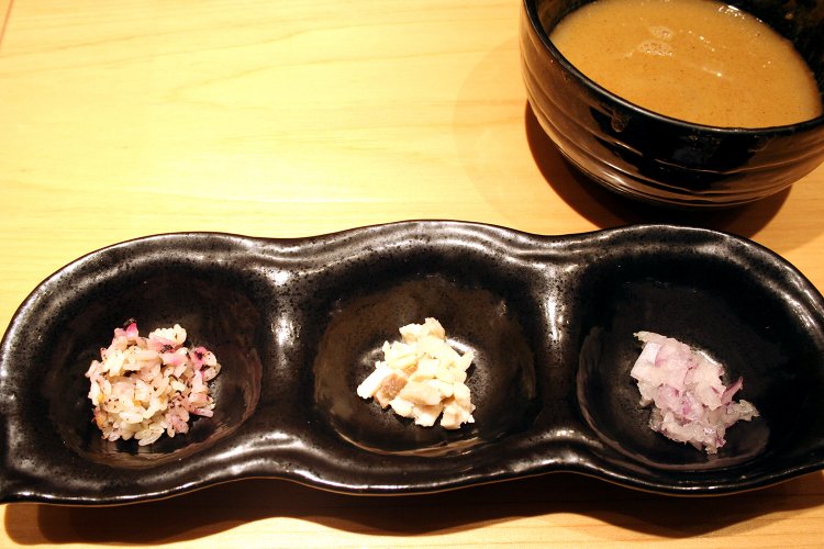 “特製の〆”の具。具は日替わりで、この日は赤玉ねぎ、チャーシューの切り落とし、ゆかりご飯。