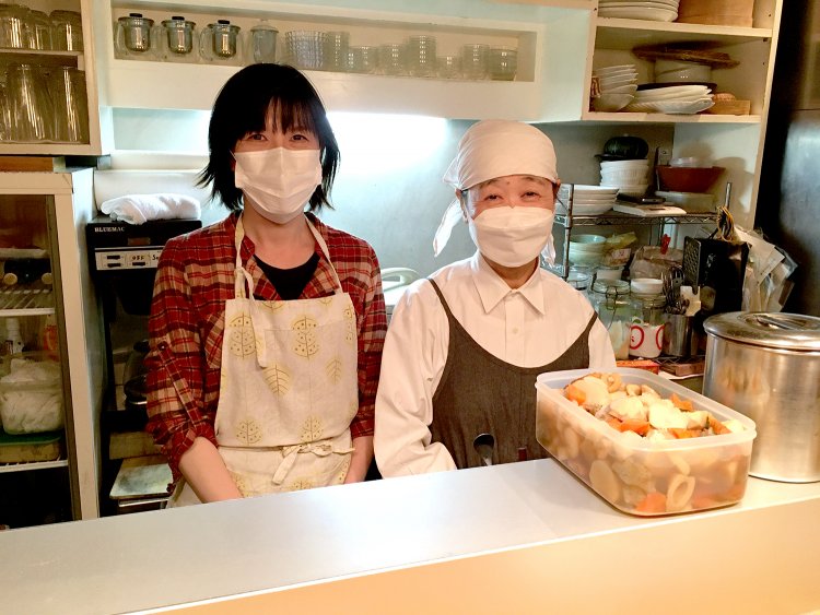 右がオーナーの吉田さん。左はスタッフの藤原さん。お2人がやさしい笑顔で迎えてくれる。