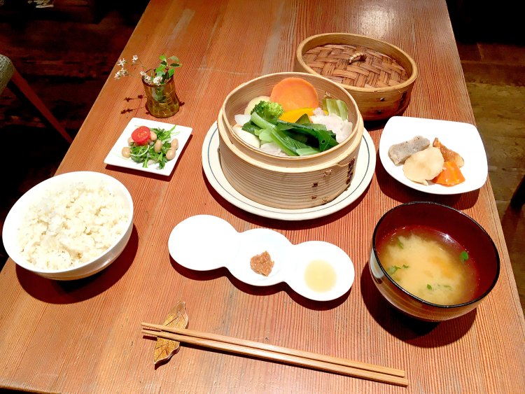 せいろ蒸しランチ1100円。最低でも7種類の季節の野菜が味わえる。