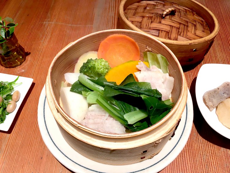せいろ蒸しランチ1100円。野菜のあざやかな色は、まさに自然そのままの彩りだ。