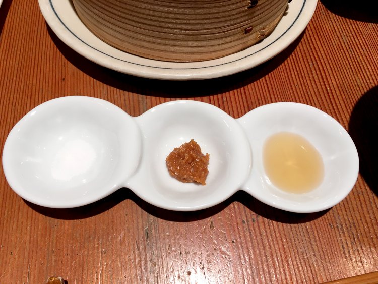 岩塩、合わせ味噌、ナンプラーでいただく。シンプルに野菜のおいしさが味わえる。