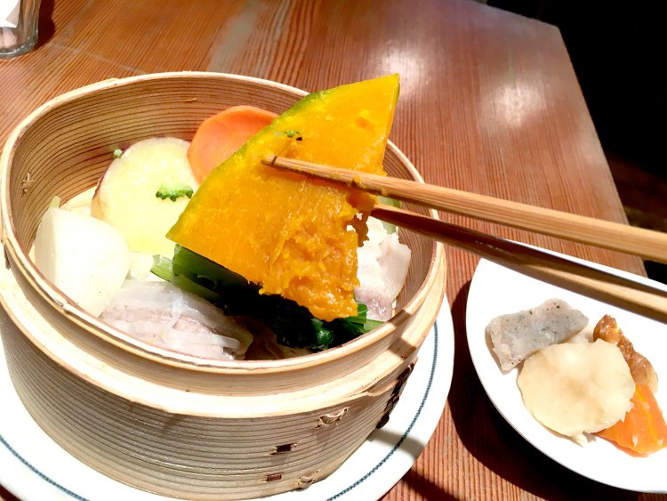 ほどよい蒸し具合でほくほく食感のかぼちゃ。濃厚な甘みを堪能できる。