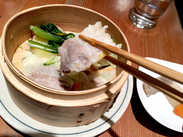 野菜中心のせいろの中でも、しっかりと存在感のある塩豚。ほどよく脂も落ちて食べやすい。