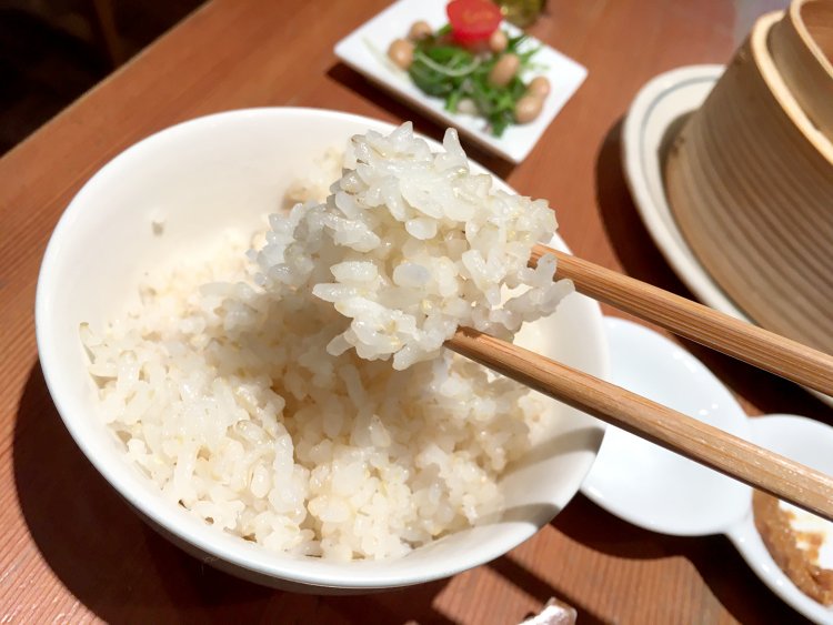 ご飯は胚芽米。おかわり自由だけど健康のために食べ過ぎ注意！